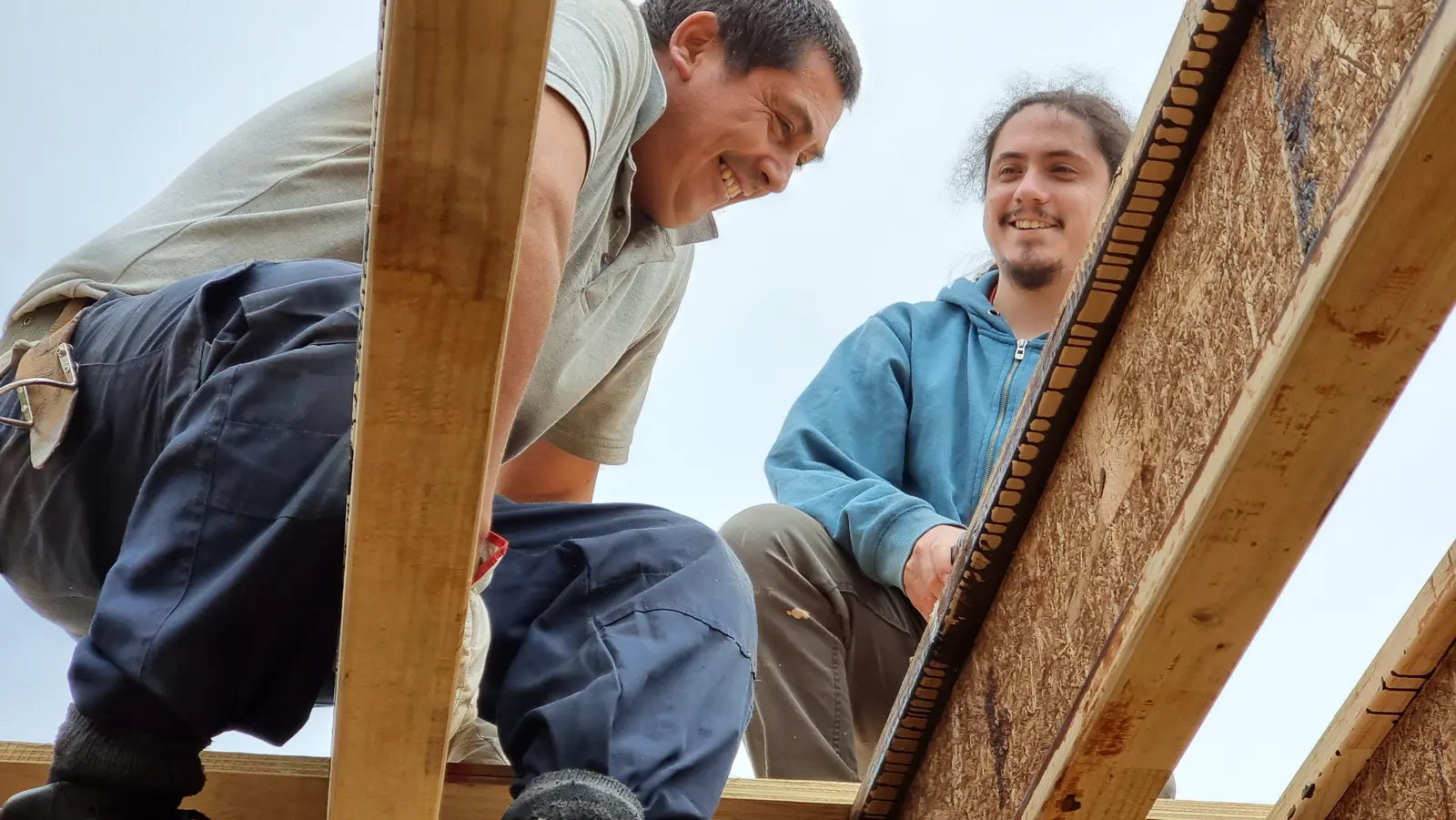Equipo ensamblando componentes prefabricados de madera